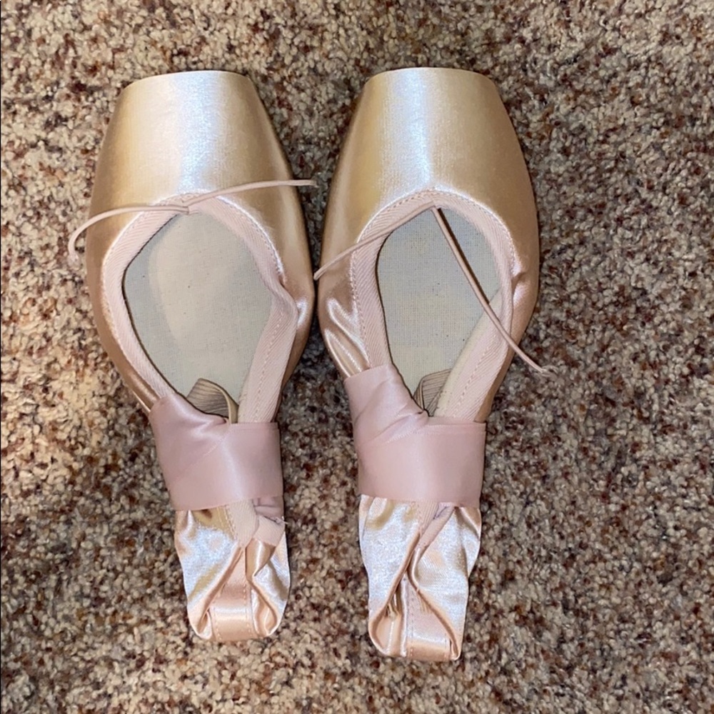 NEVER WORN! Russian Pointe Rubin Pointe Shoes